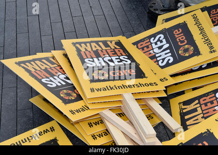 Stars unire attivisti di 'piedi in scarpe' alla festa della mamma marzo per solidarietà con le donne e ragazze di tutto il mondo a cura di beneficenza internazionali rally in Londra, Regno Unito. 06 Mar, 2016. Credito: Alan West/Alamy Live News Foto Stock