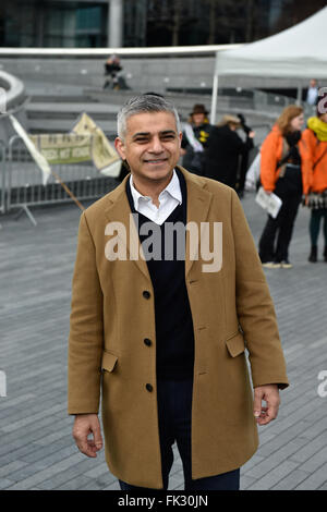 Stars unire attivisti di 'piedi in scarpe' alla festa della mamma marzo per solidarietà con le donne e ragazze di tutto il mondo a cura di beneficenza internazionali rally in Londra, Regno Unito. 06 Mar, 2016. Credito: Alan West/Alamy Live News Foto Stock