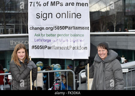 Stars unire attivisti di 'piedi in scarpe' alla festa della mamma marzo per solidarietà con le donne e ragazze di tutto il mondo a cura di beneficenza internazionali rally in Londra, Regno Unito. 06 Mar, 2016. Credito: Alan West/Alamy Live News Foto Stock