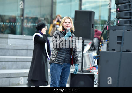 Stars unire attivisti di 'piedi in scarpe' alla festa della mamma marzo per solidarietà con le donne e ragazze di tutto il mondo a cura di beneficenza internazionali rally in Londra, Regno Unito. 06 Mar, 2016. Credito: Alan West/Alamy Live News Foto Stock