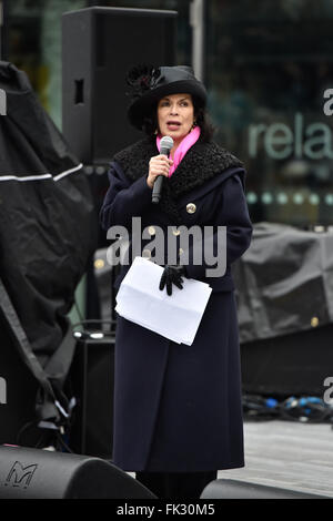 Stars unire attivisti di 'piedi in scarpe' alla festa della mamma marzo per solidarietà con le donne e ragazze di tutto il mondo a cura di beneficenza internazionali rally in Londra, Regno Unito. 06 Mar, 2016. Credito: Alan West/Alamy Live News Foto Stock