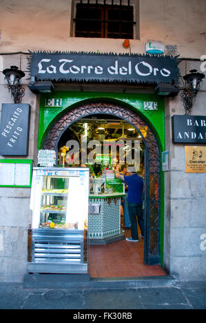 La Torre del Oro, bar Andalu, tipica taverna. La piazza principale di Madrid, Spagna. Foto Stock