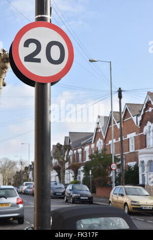 Haringey, Londra, Regno Unito. Il 6 marzo 2016. Nuovo 20mph limite di velocità introdotto attraverso Haringey. Credito: Matteo Chattle/Alamy Live News Foto Stock