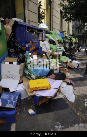 Bidone della spazzatura gli uomini in sciopero a Malaga, rifiuti di pile fino Foto Stock