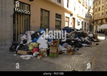 Bidone della spazzatura gli uomini in sciopero a Malaga, rifiuti di pile fino Foto Stock