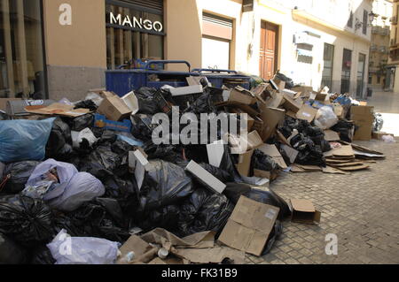 Bidone della spazzatura gli uomini in sciopero a Malaga, rifiuti di pile fino Foto Stock