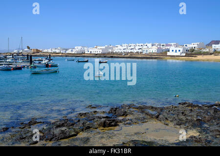 Barche da pesca in Caleta de Sebo bay, Graciosa, Lanzarote, Isole Canarie, Spagna, Europa. Foto Stock