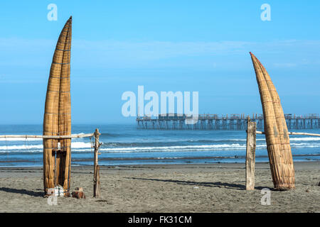 Tradizionale peruviano di piccole barche Reed (Caballitos de Totora), paglia barche ancora utilizzato da fishermens locale in Perù Foto Stock