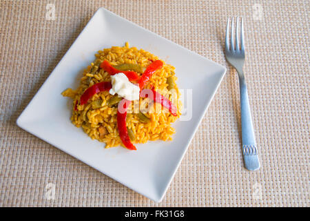 Paella Valenciana di servire. Foto Stock