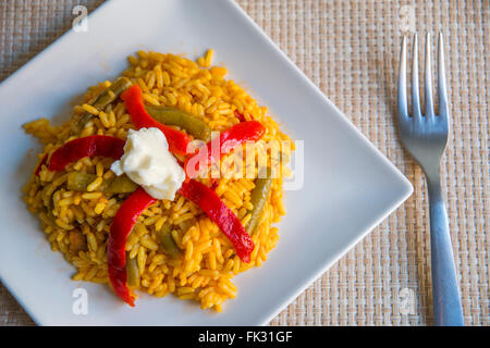 Paella Valenciana di servire. Chiudere la vista. Foto Stock