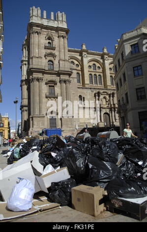 Bidone della spazzatura gli uomini in sciopero a Malaga, rifiuti di pile fino Foto Stock