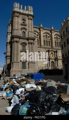 Bidone della spazzatura gli uomini in sciopero a Malaga, rifiuti di pile fino Foto Stock