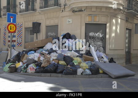 Bidone della spazzatura gli uomini in sciopero a Malaga, rifiuti di pile fino Foto Stock