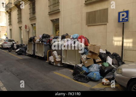 Bidone della spazzatura gli uomini in sciopero a Malaga, rifiuti di pile fino Foto Stock