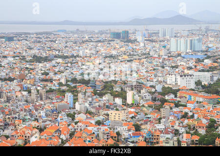 Vista aerea su Vung Tau, il Vietnam che è la famosa spiaggia di città. Ci sono affollate piccolo edificio vicino al mare e montagna Foto Stock