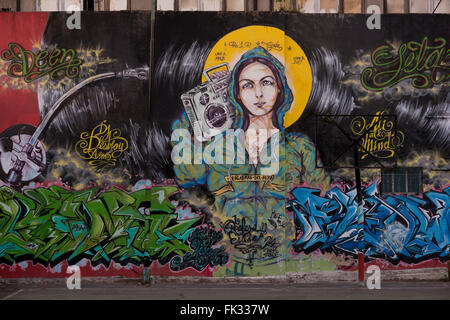 Pittura murale raffigurante la Madonna con un impianto stereo nel barrio di San Telmo, nel centro di Buenos Aires Foto Stock