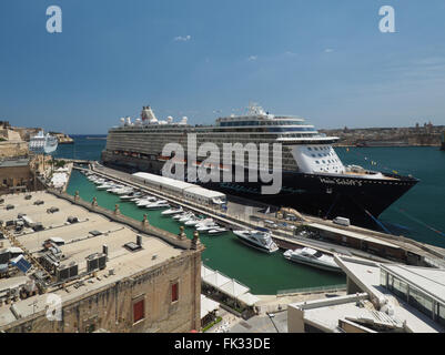 Ocean Liner 'Mein Schiff 3' ormeggiato a La Valletta, Malta Foto Stock