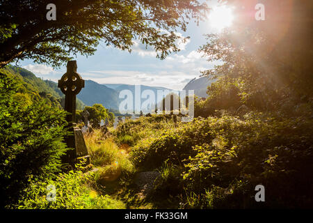 Il monastero, Glendalough, County Wicklow, Irlanda - 14 agosto: antico borgo medievale Celtic Cross a Glendalough in Irlanda in agosto 14t Foto Stock