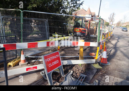 Il sentiero, o pavimentazione chiuso a causa di lavori stradali, Ealing, London, Regno Unito Foto Stock