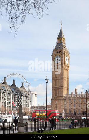 La Casa del Parlamento e dal Big Ben visto dalla piazza del Parlamento, London REGNO UNITO Foto Stock