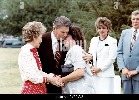 Arlington, Virginia, Stati Uniti d'America. 22 Novembre, 2009. Il Presidente degli Stati Uniti Ronald Reagan e la first lady Nancy Reagan comfort Sherry Sierralta accanto alla tomba di suo fratello, ucciso Navy diver Robert Dean Stethem, presso il Cimitero Nazionale di Arlington il Martedì, 2 luglio 1985. Guardando a Maria sono Dennison, un amico vicino, e il ministro della famiglia.Mandatory Credit: Bill Fitz-Patrick - White House via CNP © Bill Fitz-Patrick/CNP/ZUMA filo/Alamy Live News Foto Stock