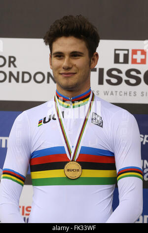 04.03.2016. Lee Valley Velo Center. Londra Inghilterra. UCI via del Campionato del Mondo di Ciclismo Mens inseguimento individuale finale. GANNA Filippo (ITA) medaglia d'oro Foto Stock