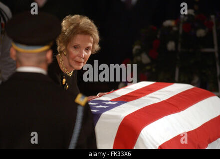 Washington, Distretto di Columbia, Stati Uniti d'America. Il 9 giugno, 2004. Ex first lady Nancy Reagan getta uno strappo oltre lo scrigno di suo marito, ex presidente degli Stati Uniti Ronald Reagan nella rotonda del Campidoglio degli Stati Uniti in Washington, DC il 9 giugno, 2004.Credit: Ron Sachs/CNP © Ron Sachs/CNP/ZUMA filo/Alamy Live News Foto Stock