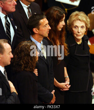 Washington, Distretto di Columbia, Stati Uniti d'America. 11 Giugno, 2004. Ex first lady Nancy Reagan, destra, guarda la sua famiglia a Ronald Reagan i funerali presso la Cattedrale Nazionale di Washington di Washington il 11 giugno 2004. Da sinistra, Michael Reagan, Doria Reagan, Ron Reagan, Jr., Patty Davis, e Nancy Reagan. © Ron Sachs/CNP/ZUMA filo/Alamy Live News Foto Stock