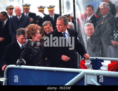 Newport News, Virginia, Stati Uniti d'America. Il 1 maggio, 2001. Il Presidente degli Stati Uniti George W. Bush parla con ex First Lady Nancy Reagan alla cerimonia di battesimo per il Museo della Portaerei U.S.S. Ronald Reagan a Newport News la costruzione navale, Newport News, Virginia domenica 4 marzo 2001.Mandatory Credit: Eric Draper - White House via CNP © Eric Draper/CNP/ZUMA filo/Alamy Live News Foto Stock