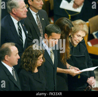 Washington, Distretto di Columbia, Stati Uniti d'America. 11 Giugno, 2004. Ex first lady Nancy Reagan, destra e la sua famiglia a Ronald Reagan i funerali presso la Cattedrale Nazionale di Washington di Washington il 11 giugno 2004. Da sinistra, Michael Reagan, Doria Reagan, Ron Reagan, Jr., Patty Davis, e Nancy Reagan. Il gentiluomo in alto a sinistra è il medico Richard Davis, Nancy Reagan fratello. © Ron Sachs/CNP/ZUMA filo/Alamy Live News Foto Stock