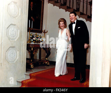 Washington, Distretto di Columbia, Stati Uniti d'America. Il 9 gennaio, 2010. Il Presidente degli Stati Uniti Ronald Reagan e la first lady Nancy Reagan arrivano nella sala a croce della Casa Bianca a Washington DC su Venerdì, 6 febbraio 1981 per il Presidente per il settantesimo compleanno festa.credito obbligatorio: Mary Ann Fackelman - White House via CNP © Mary Ann Fackelman/CNP/ZUMA filo/Alamy Live News Foto Stock