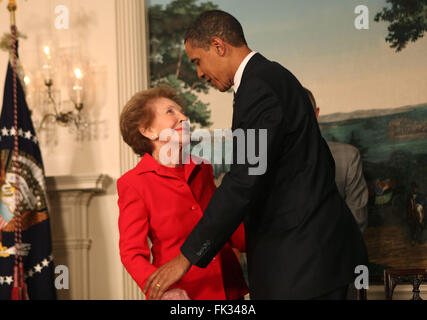 Washington, Distretto di Columbia, Stati Uniti d'America. 2 Giugno, 2008. Washington, DC - Giugno 2, 2009 -- Il Presidente degli Stati Uniti Barack Obama e la ex first lady Nancy Reagan alla firma del Ronald Reagan Centennial atto della Commissione la Carriera Diplomatica Sala di accoglienza della Casa Bianca nella giornata di martedì 2 giugno 2009.Credit: Dennis Brack/Piscina via CNP © Dennis Brack/CNP/ZUMA filo/Alamy Live News Foto Stock