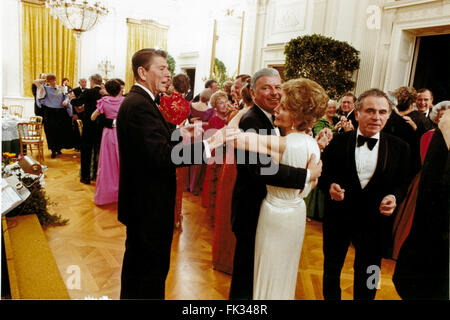 Washington, Distretto di Columbia, Stati Uniti d'America. 9 Nov, 1996. Frank Sinatra danze con la First Lady Nancy Reagan in Oriente stanza della casa bianca a Washington il 6 febbraio 1981 come presidente degli Stati Uniti Ronald Reagan tentativi di cut-in presso il presidente della festa di compleanno di.Mandatory Credit: Michael Evans - White House via CNP © Michael Evans/CNP/ZUMA filo/Alamy Live News Foto Stock