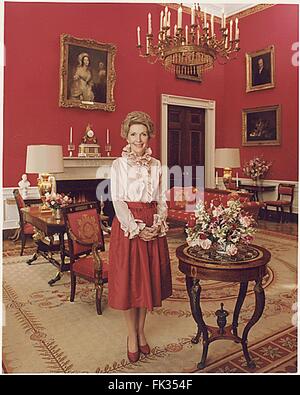 6 marzo 2016 - NANCY REAGAN, Ronald Reagan vedova e la First Lady da 1981-1989, è morto a 94. La causa della morte è stata l'insufficienza cardiaca congestizia. Nella foto: Febbraio 7, 1981 - Washington, Distretto di Columbia, Stati Uniti - Fotografia di Ritratto ufficiale della prima Signora Nancy Reagan presi in Sala Rossa alla Casa Bianca a Washington DC nel 1981. © Casa bianca/CNP/ZUMA filo/Alamy Live News Foto Stock