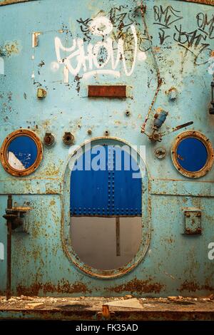 Contenitori industriali abbandonati in interno Foto Stock