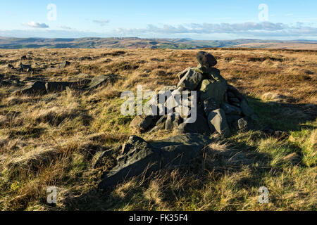 Cairn su Little trasformata per forte gradiente Edge, Low House Moor, vicino Littleborough, Greater Manchester, Regno Unito Foto Stock