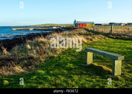 John O'Semole e le colorate casette della 'Inn a John O'semole', guardando ad est dalla costa percorso, Caithness in Scozia, Regno Unito Foto Stock