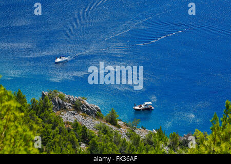 Barche vicino Makarska Riviera, Dalmazia meridionale in Croazia Foto Stock