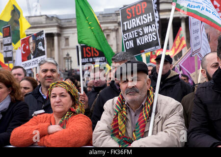 Curdi chiedere al governo britannico per rompere il loro silenzio e smettere di sostenere lo Stato turco la guerra contro i curdi & fine omicidi di massa della popolazione curda Foto Stock