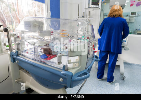 Sofia, Bulgaria - 1 Marzo 2016: un bambino con una malattia cardiaca è giacente in un incubatore in un cardilogical ospedale per bambini. Un Foto Stock