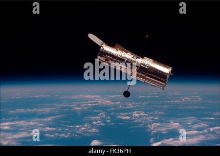 Il Telescopio Spaziale Hubble galleggia sopra la terra dopo essere stato rilasciato dalla navetta spaziale braccio rtobotic a seguito di riparazioni e aggiornamenti dalla STS-081 astronauti Febbraio 19, 1997 in orbita intorno alla terra. Foto Stock