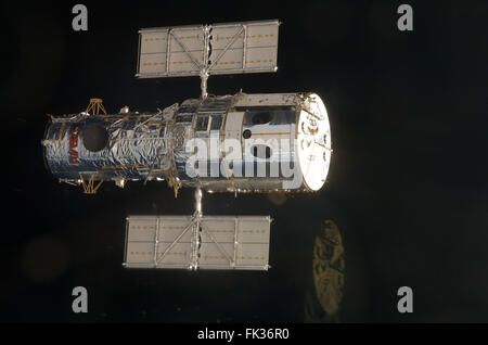 Il Telescopio Spaziale Hubble galleggianti in prossimità della navetta spaziale Discovery come l'equipaggio di STS-125 prepararsi ad afferrare l'Osservatorio flottante con il braccio robotico 13 Maggio 2009 in orbita intorno alla terra. Foto Stock