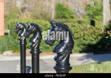 Verniciato di colore nero bollard conformata come una testa di cavallo Foto Stock