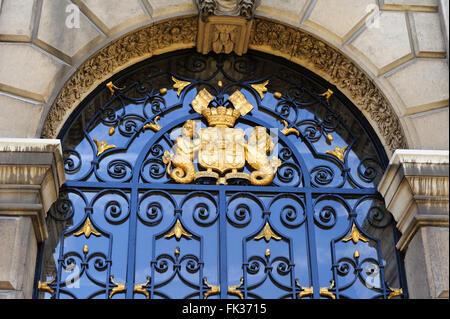 Il simbolo lo Stemma sopra la porta di uno degli ingressi al centro storico della Royal Naval College di Londra, Regno Unito. Foto Stock