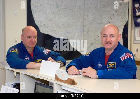 Gli astronauti della NASA Scott Kelly (sinistra) e identico il fratello gemello di Mark Kelly durante il check-out ad Ellington campo al centro spaziale Johnson il 6 maggio 2008 a Houston, Texas. Foto Stock