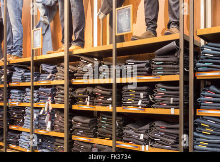 Slim/skinny jeans denim in Marks & Spencer store. Regno Unito Foto Stock