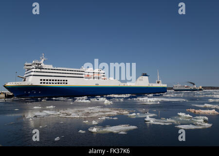 Blu e bianco per i passeggeri dei traghetti nel porto di di Sydney Nord Nova Scotia seduta in porto nell'Oceano Atlantico. Blocchi di ghiaccio galleggiante. Foto Stock