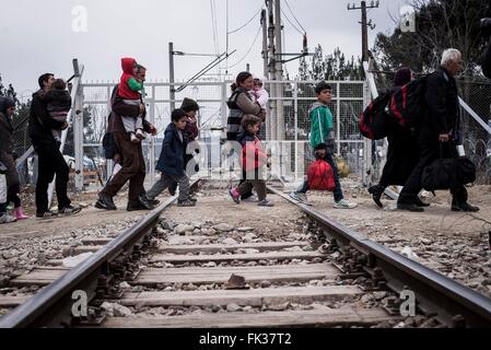 Idomeni, Grecia. 06 Mar, 2016. Il campo profughi sul confine Greek-Macedonian in Idomeni, Macedonia è consentendo solo l'accesso limitato ai rifugiati. Alla frontiera in Idomeni una grande camp con migliaia di rifugiati è stata stabilita e nuovi arrivi continuano a venire. Credito: Michele Amoruso/Pacific Press/Alamy Live News Foto Stock