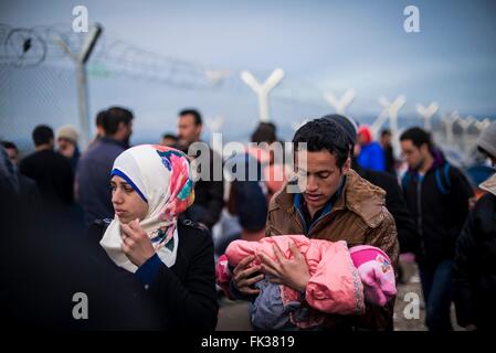 Idomeni, Grecia. 06 Mar, 2016. Il campo profughi sul confine Greek-Macedonian in Idomeni, Macedonia è consentendo solo l'accesso limitato ai rifugiati. Alla frontiera in Idomeni una grande camp con migliaia di rifugiati è stata stabilita e nuovi arrivi continuano a venire. Credito: Michele Amoruso/Pacific Press/Alamy Live News Foto Stock