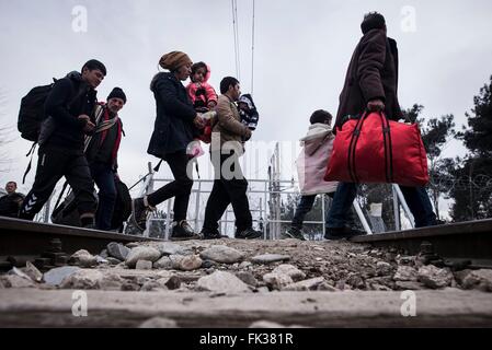 Idomeni, Grecia. 06 Mar, 2016. Il campo profughi sul confine Greek-Macedonian in Idomeni, Macedonia è consentendo solo l'accesso limitato ai rifugiati. Alla frontiera in Idomeni una grande camp con migliaia di rifugiati è stata stabilita e nuovi arrivi continuano a venire. Credito: Michele Amoruso/Pacific Press/Alamy Live News Foto Stock